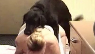 Vollbusige Hure mit hängenden Titten gibt sich Ihr Hund zoo porno-video